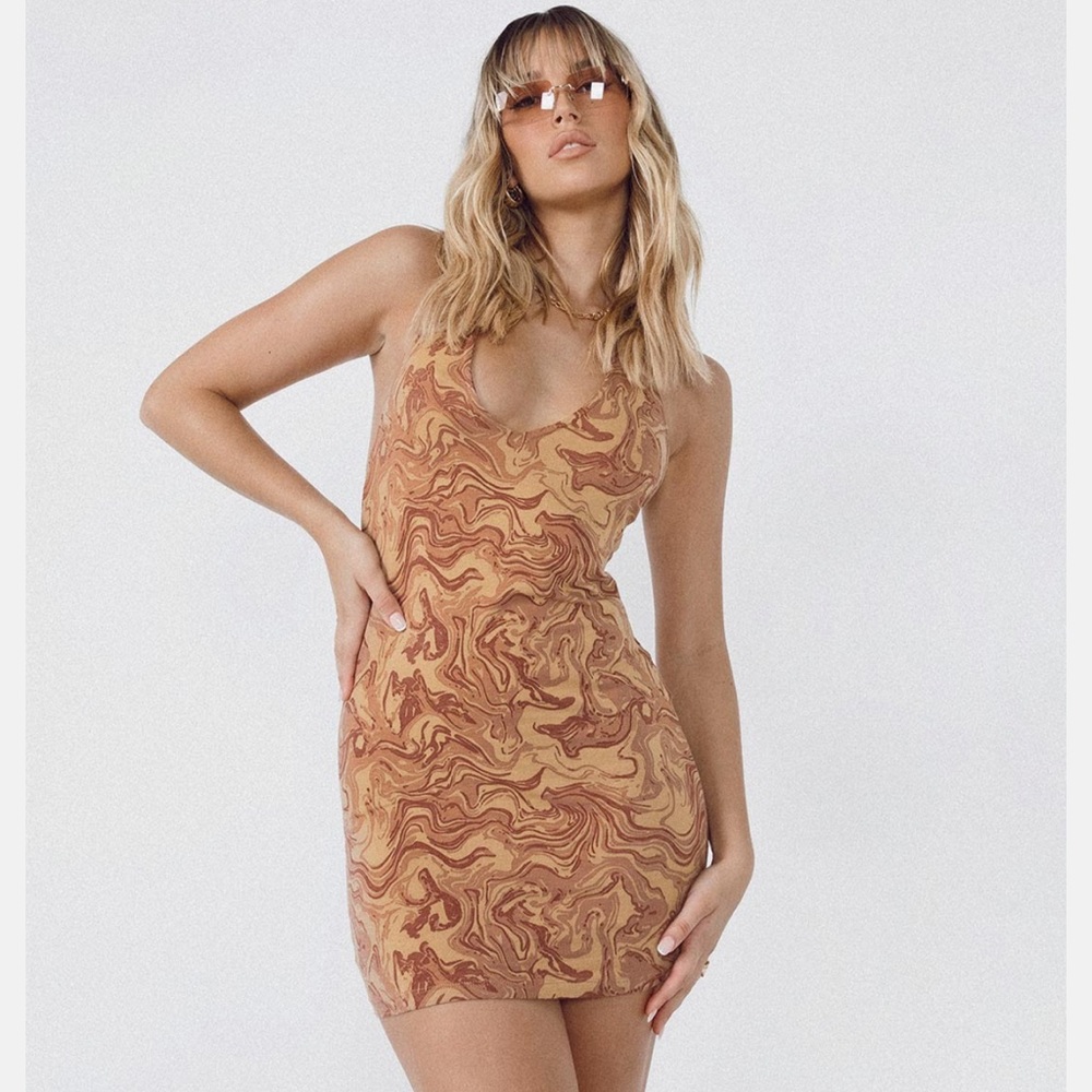 Elegant Swirl Pattern Dress
